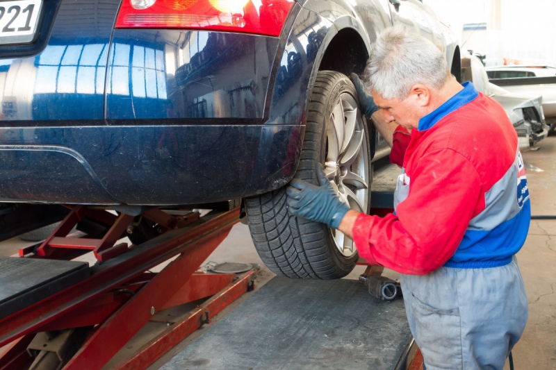 vente-FAYENCE-min_auto_repair_repair_lift_auto_mechanic_work_clothes_master_professional_man_of_the_fold-685629