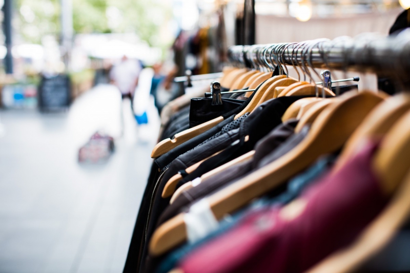 vente-FAYENCE-min_blur_close_up_focus_hanger_jacket_market_people_rack-1176303
